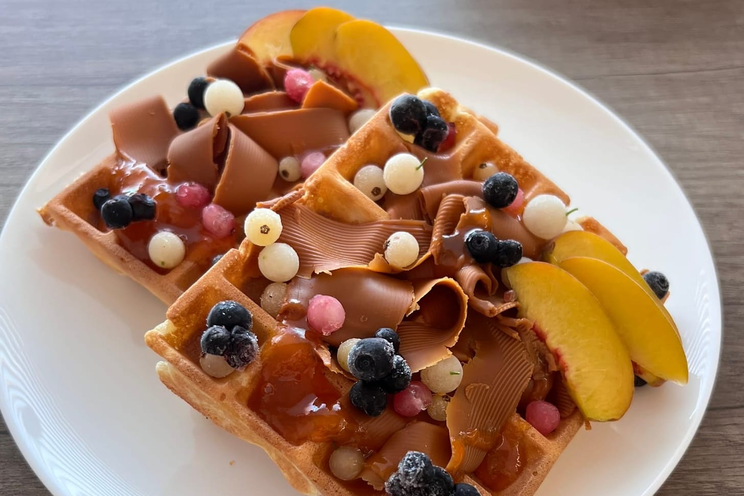 Chrumkavé waffle s ovocím