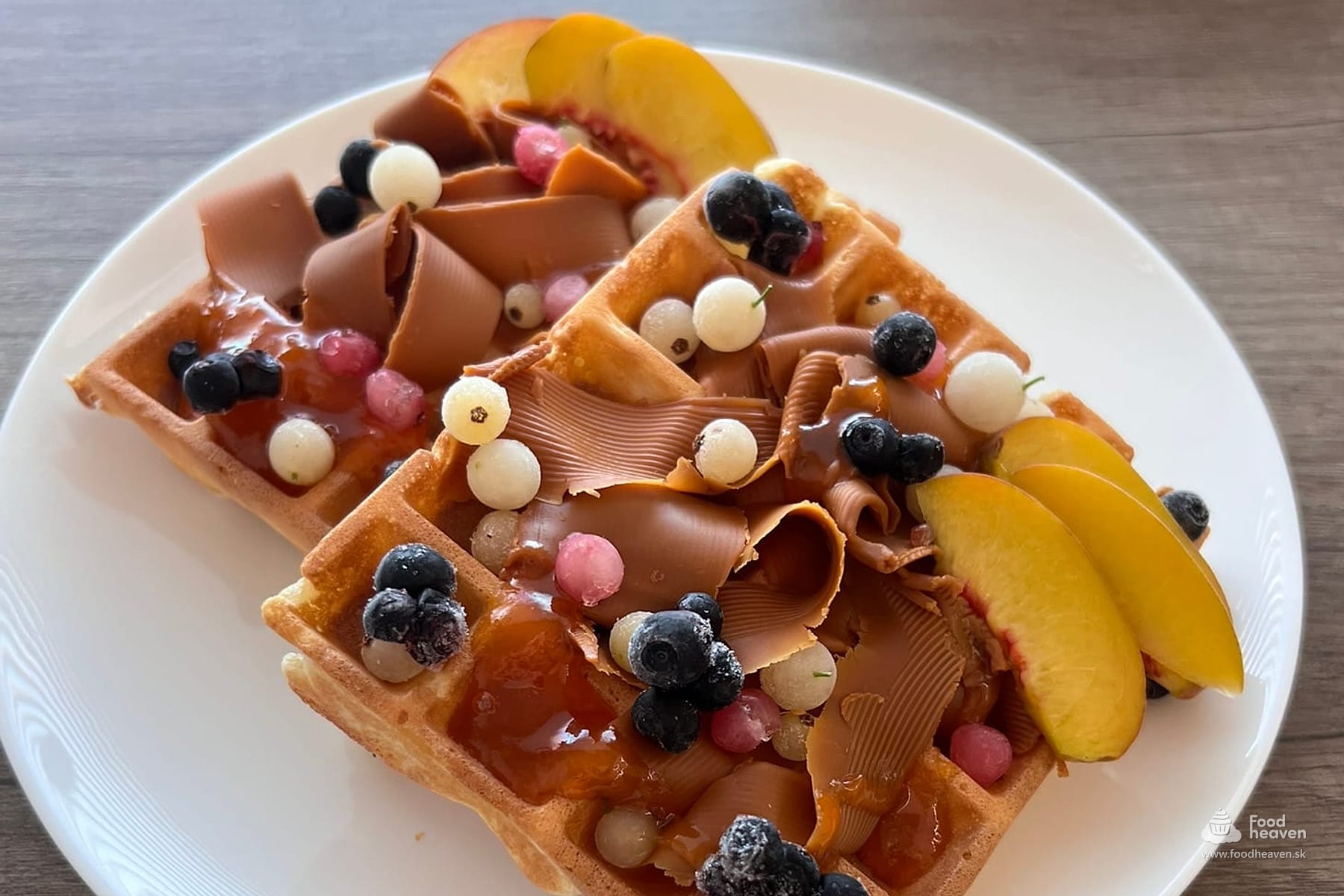 Chrumkavé waffle s ovocím