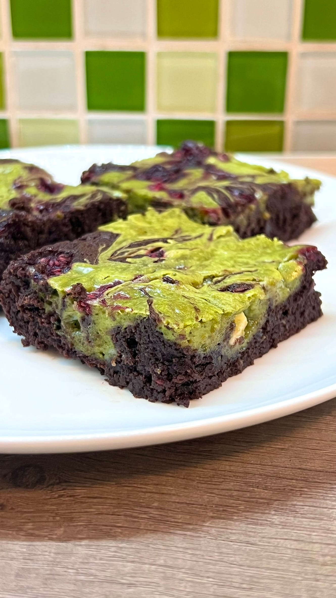 Matcha brownies s malinami