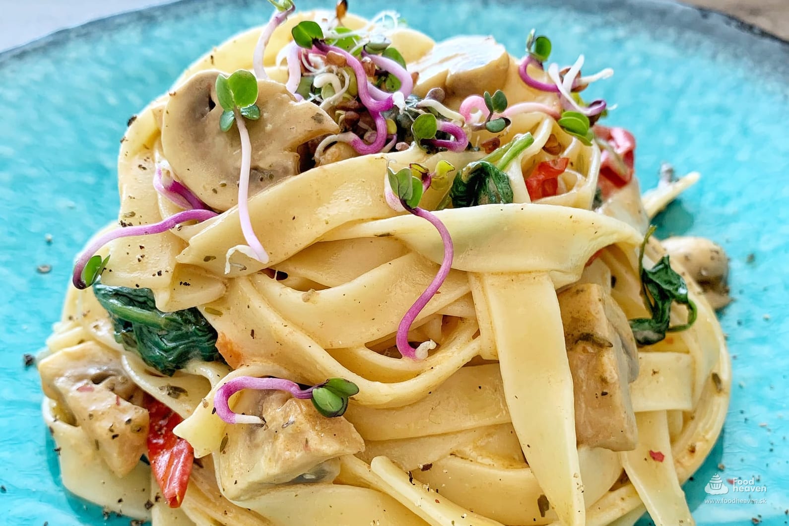 Tagliatelle so šampiňónmi, cherry paradajkami a špenátom